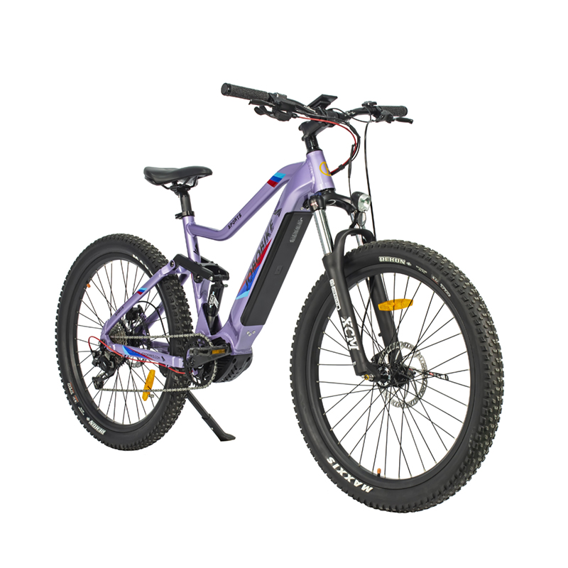 Ingenieros de Jobo revisan componentes de bicicletas eléctricas ODM para la construcción de una flota de marca propia