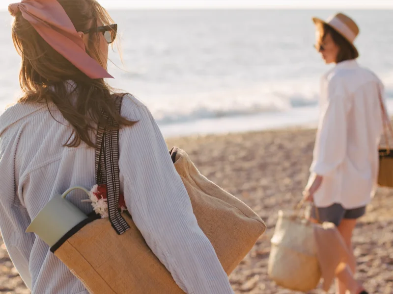 沙滩包是当季热销品类。