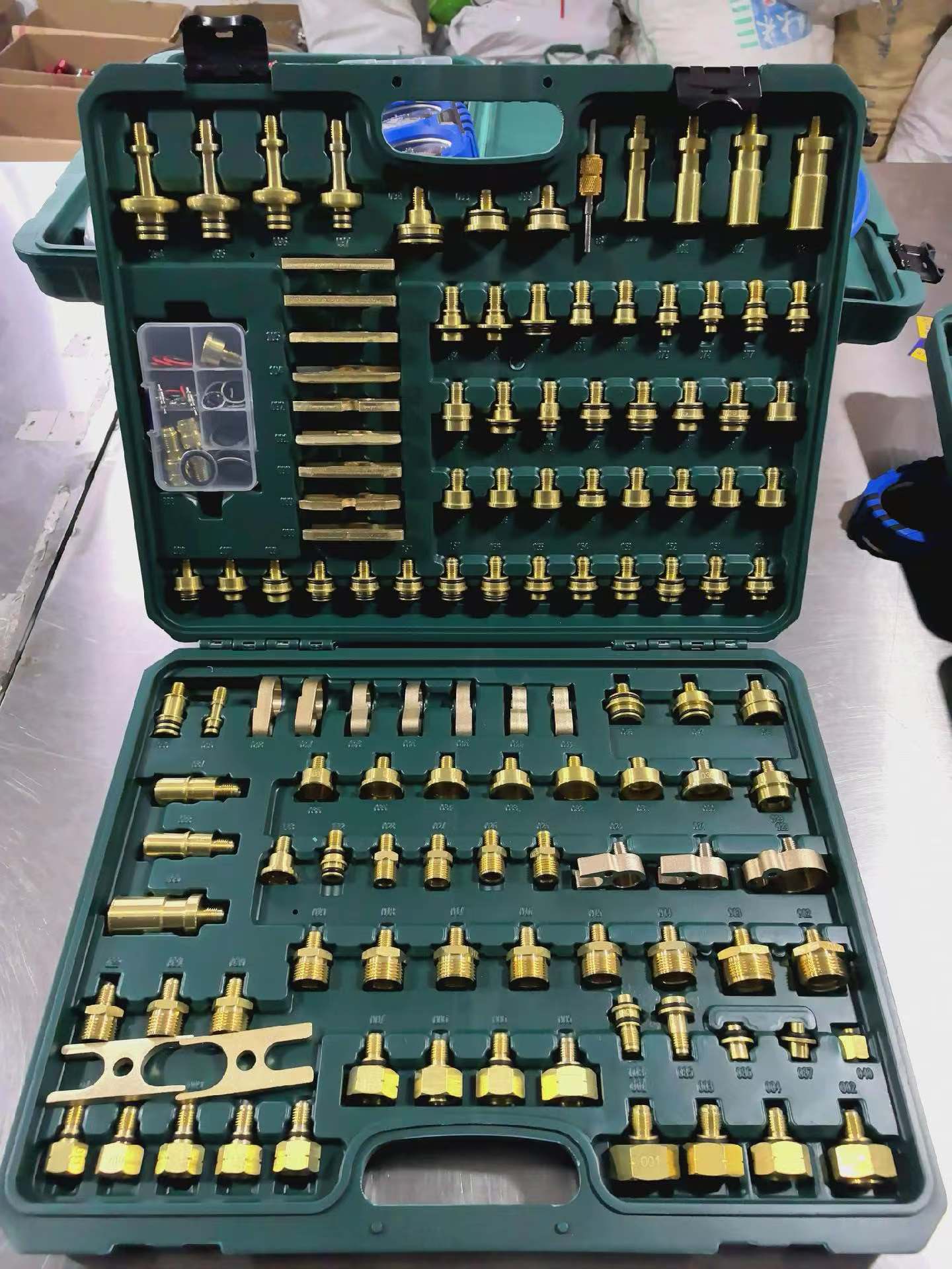 Kit di test per la rilevazione di perdite nei sistemi di climatizzazione per autoveicoli