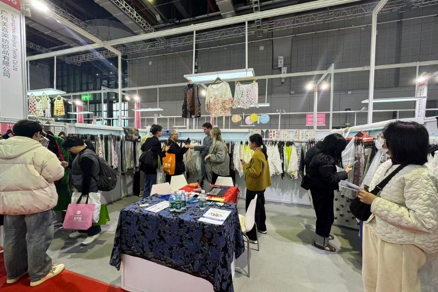 上海蕾丝展览会现场工作场景